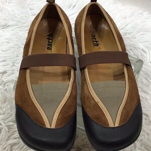 EARTH Intrigue 8B brown/black Mary Jane Shoes KALSO Technology suede